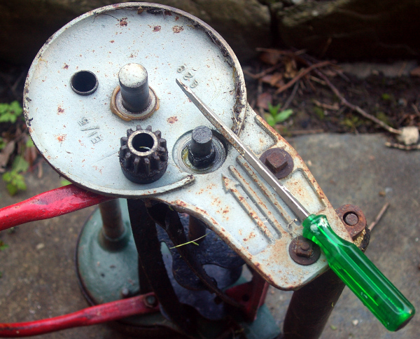 Qualcast E1 lawnmower wheel removal 2